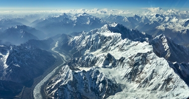 从驾驶舱俯瞰美丽的喜马拉雅山脉